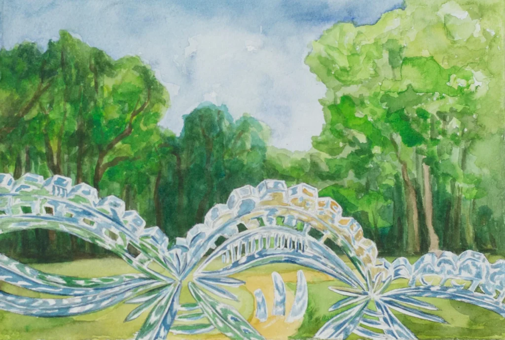 Aquarell „Glasland IV“: Blauweiße Glasschliffmuster aus Bögen, Rosetten und Facetten ziehen sich über eine Wiese vor dichter Parklandschaft.