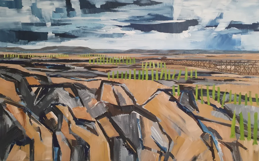Expressives Gemälde „Immer wieder wächst das Gras“ mit zerklüfteter Tagebaulandschaft, grünen Halmen als geklammerte Wunden, einer Förderbrücke und blau-grauem Himmel
