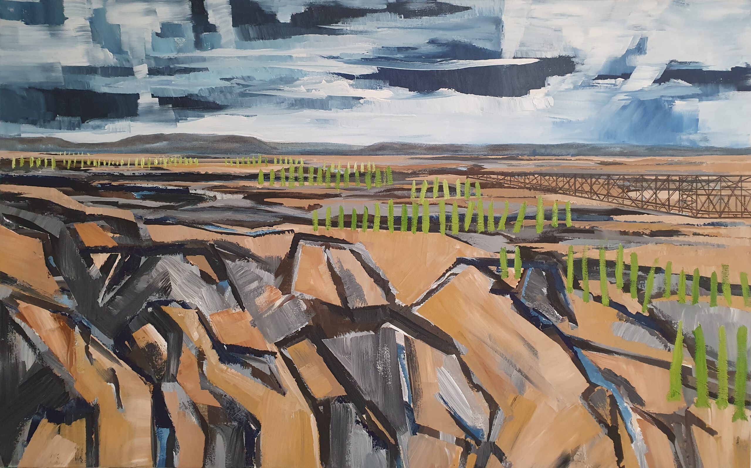 Expressives Gemälde „Immer wieder wächst das Gras“ mit zerklüfteter Tagebaulandschaft, grünen Halmen als geklammerte Wunden, einer Förderbrücke und blau-grauem Himmel