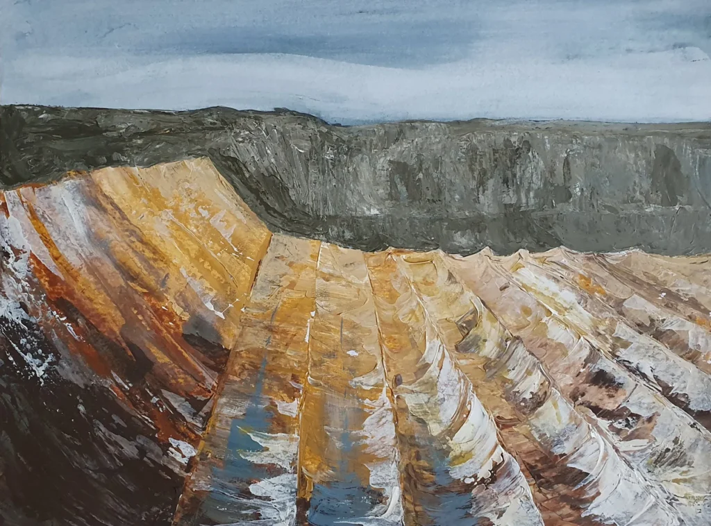 Pastellarbeit „Tagebau 6“ mit steilen Abbaukanten in Ocker, Grau und Braun unter einem blaugrauen Himmel
